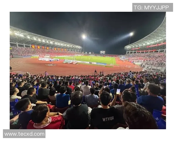 足球明星签名会现场热烈举行球迷齐聚一堂共庆足球盛事